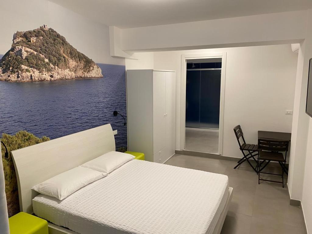 Torre Del Mare Rooms Bergeggi Bagian luar foto